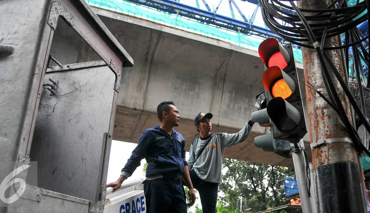 Petugas Dishub DKI membongkar lampu lalu lintas yang mengalami kerusakan dan mati, Jakarta, Selasa (17/5). LED lampu lalu lintas di kawasan jalan Trunojoyo dan Aditiawarman diremajakan untuk mencegah terjadinya kecelakaan. (Liputan6.com/Yoppy Renato)