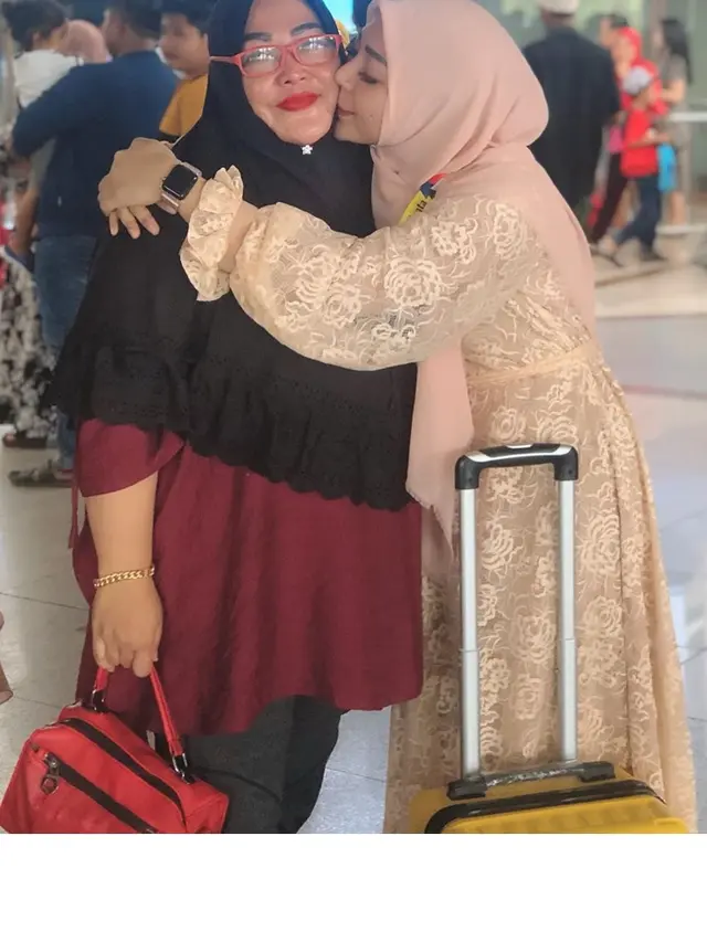 6 Potret Chacha Sherly Eks Trio Macan saat Kenakan Hijab, Tampil Anggun Menawan