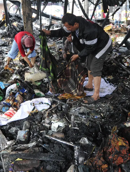 Pedagang mencari sisa barang dagangan usai kebakaran melanda Pasar Blok A Kebayoran Baru, Jakarta Selatan, Rabu (6/3). Polisi masih menyelidiki penyebab kebakaran. (merdeka.com/Arie Basuki)
