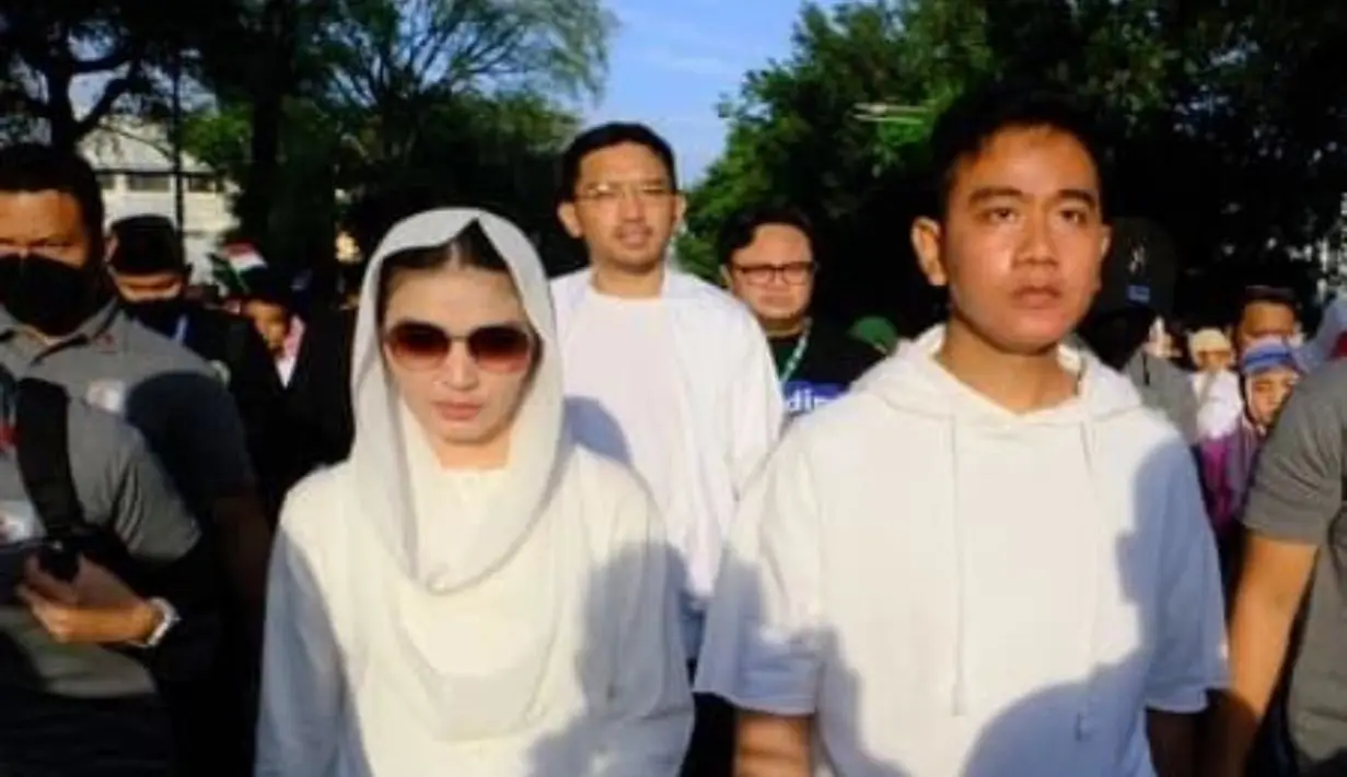 Ibu dua anak ini juga mengenakan atasan lengan panjang putih yang serasi dengan kerudungnya.[@selvi_ananda]