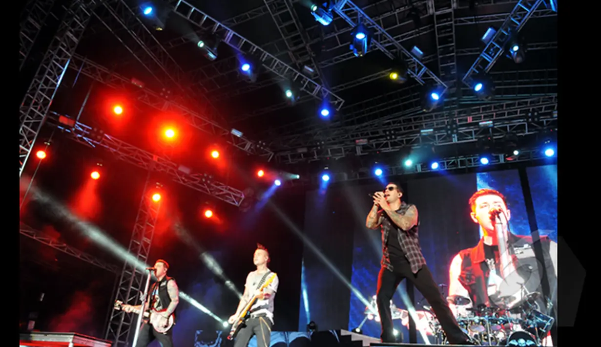 Avenged Sevenfold, Band Rock asal Huntington Beach saat konser bertajuk "Avenged Sevenfold Asia Tour 2015 Live in Jakarta" di Parkir Timur Senayan, Jakarta, (18/1/2015). (Liputan6.com/Panji Diksana)