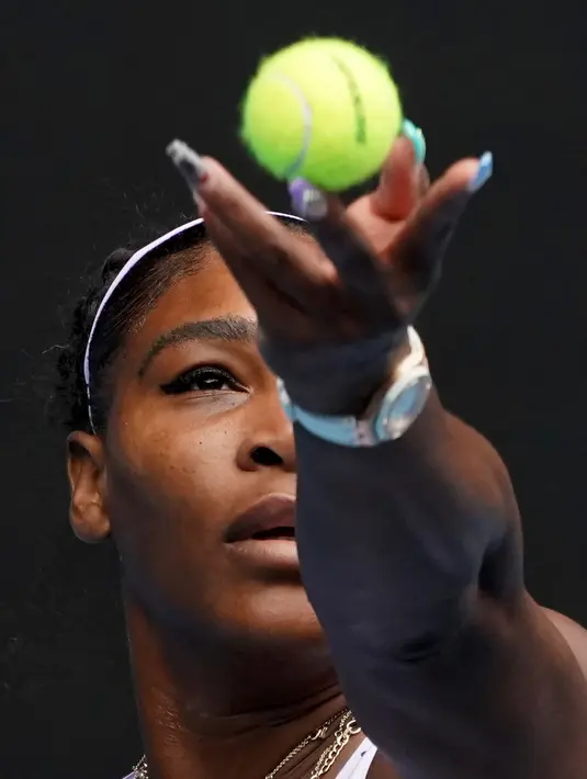 Petenis Amerika Serikat, Serena Williams melakukan servis bola saat berhadapan dengan Anastasia Potapova dari Rusia pada babak pertama Australia Terbuka 2020 di Melbourne, Senin (20/1/2020). Pada penampilannya itu, Serena Williams mencuri perhatian lewat cat kukunya. (AP/Lee Jin-man)