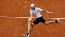 John Isner berusaha mengembalikan pukulan keras Rafael Nadal (REUTERS/Eric Gaillard)
