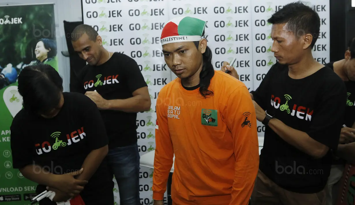 Pemain Persija, Ismed Sofyan dan Bruno Lopes, memberikan tanda tangan saat jumpa fans di Jakarta, Senin (2/10/2017). Acara yang diselenggarakan oleh Gojek ini menjadi ajang bertemunya The Jakmania dengan pemain idolanya. (Bola.com/M Iqbal Ichsan)