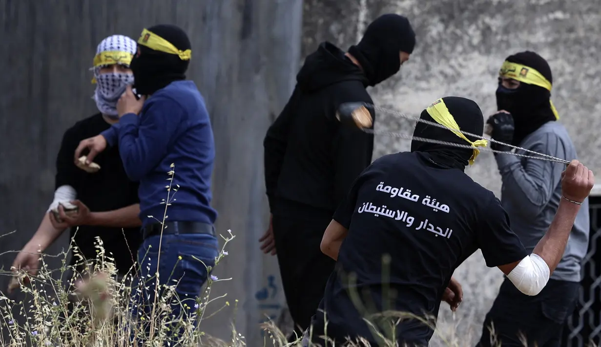 <p>Pengunjuk rasa Palestina melemparkan batu ke pasukan keamanan Israel di tengah bentrokan menyusul demonstrasi menentang perampasan tanah oleh Israel di Desa Kfar Qaddum dekat pemukiman Yahudi Kedumim, Tepi Barat, 6 Mei 2022. (JAAFAR ASHTIYEH/AFP)</p>