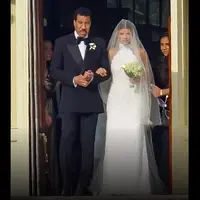 Sofia Richie didampingi ayahnya, Lionel Richie, menyusuri selasar menuju tempat pernikahan. (dok. Instagram @_iverymckee/https://www.instagram.com/p/CrWop52vkSt/Dinny Mutiah)