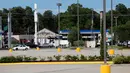 Aparat penegak hukum berkumpul di lokasi penembakan petugas kepolisian di Baton Rouge, Louisiana, AS, Minggu (17/7). Insiden terjadi setelah seorang pria bersenjata, bertopeng dan berpakaian hitam melepas tembakan dengan senapan serbu (REUTERS/Joe Penney)