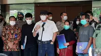 Menteri Hukum dan Ham Yasona Laoly memberikan uang santunan kepada keluarga korban tewas terbakarnya Lapad Kelas I Tangerang, Kamis (9/9/2021). (Foto:Pramita Tristiawati)