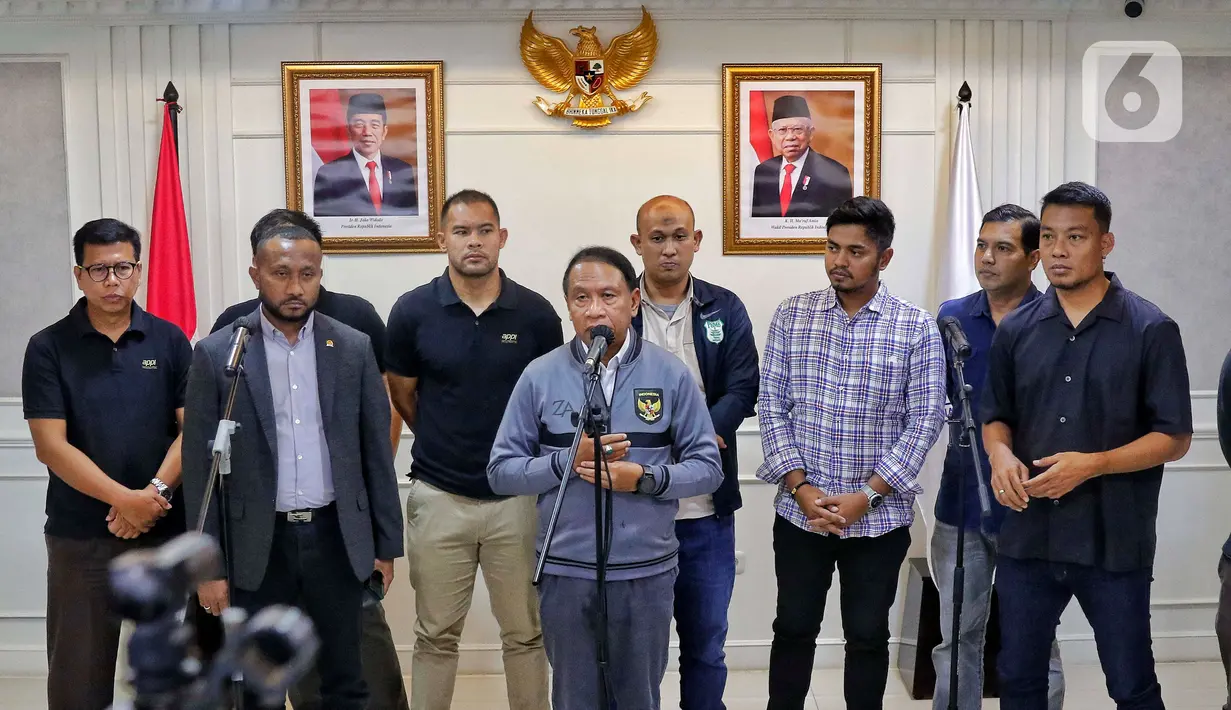 Menteri Pemuda dan Olahraga (Menpora) Zainudin Amali memberi keterangan usai menerima audiensi dari perwakilan klub-klub sepak bola Liga 2 dan Asosiasi Pesepakbola Profesional Indonesia (APPI), di ruang kerjanya lantai 10 Gedung Kemenpora Senayan, Jakarta, Senin (30/1/2023). Zainudin Amali menyebut kelanjutan kompetisi Liga 2 belum bisa berjalan hingga Kongres Luar Biasa (KLB) Persatuan Sepakbola Seluruh Indonesia (PSSI) digelar. (Liputan6.com/Angga Yuniar)