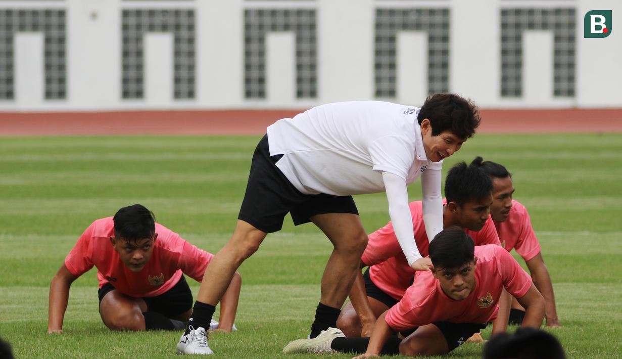 Asisten pelatih Timnas Indonesia, Gong Oh-kyun, saat sesi latihan di Stadion Wibawa Mukti, Cikarang, Senin (13/1/2020). Gong Oh-kyun dinyatakan postif terpapar virus corona. (Bola.com/M Iqbal Ichsan)