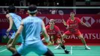 Ganda putra Indonesia, Muhammad Shohibul Fikri/Bagas Maulana saat menghadapi rekan senegaranya, pasangan Fajar Alfian/Muhammad Rian Ardianto pada babak perempatfinal Daihatsu Indonesia Masters 2024 di Istora Senayan, Jakarta, Jumat (26/1/2024). Fikri/Bagas kalah dua game langsung dengan skor 13-21, 12-21. (Bola.com/Bagaskara Lazuardi)