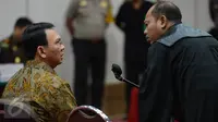 Terdakwa Basuki Tjahaja Purnama atau Ahok berdiskusi dengan kuasa hukumnya saat sidang lanjutan di Auditorium Kementan, Jakarta, Selasa (11/4). Pembacaan tuntutan kepada Ahok oleh JPU ditunda hingga 20 April mendatang. (Liputan6.com/Pool/Raisan Al Farisi)