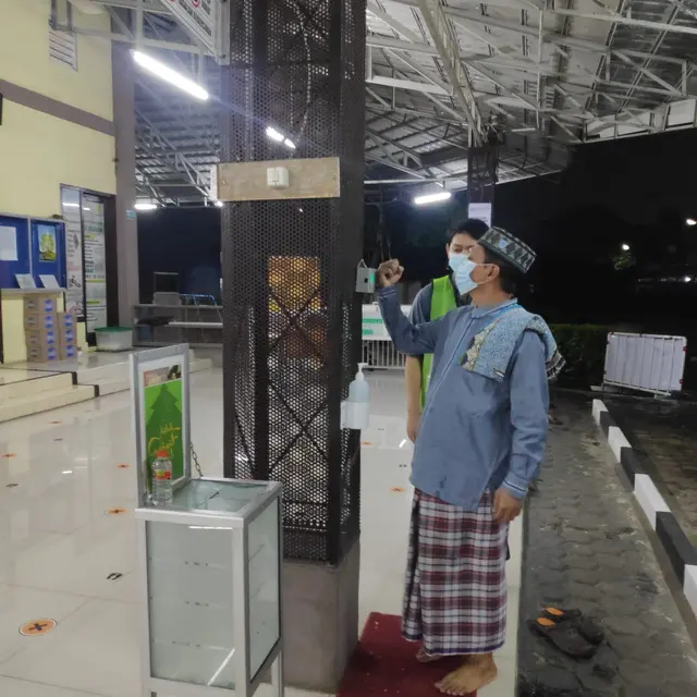 Screening Jamaah Tarawih menggunakan  iThermowall di Masjid Al Marjan Cipayung Depok
