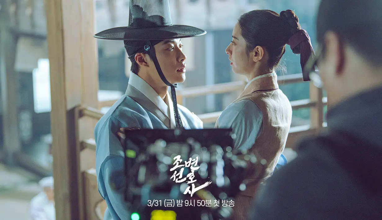 Bona WJSN dan Woo Do Hwan dalam foto behind the scene drakor Joseon Attorney. (Foto: MBC via Soompi)