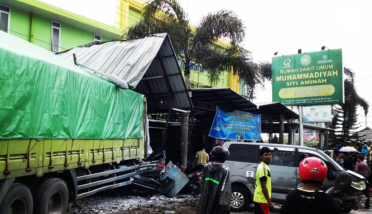 Truk tronton menabrak sejumlah kendaraan di depan RSU Muhammadiyah Siti Aminah Bumiayu, Brebes, Jawa Tengah, Senin (10/12). Truk bernomor polisi B 9370 WYT itu menabrak 10 sepeda motor dan 5 mobil. (Liputan6.com/Fajar Eko Nugroho)