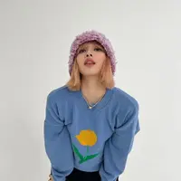 Dipakai Lisa BLACKPINK, sweater keluaran brand kakak Jungkook BTS ini langsung ludes terjual. (Instagram/lalalalisa_m).