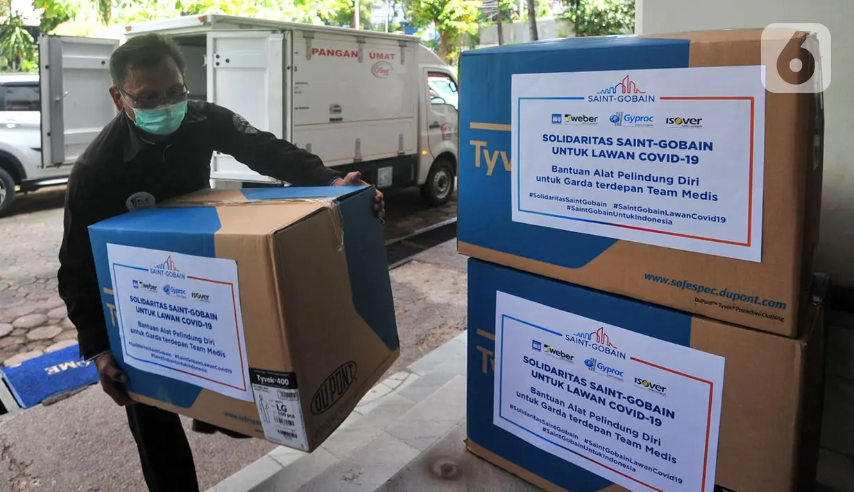 Petugas mengangkat bantuan APD (Alat Pelindung Diri) Saint Gobain Group kepada Sudin Kesehatan Jakarta Selatan di Jakarta, Kamis (2/4/2020). Bantuan untuk tenaga medis di 8 RSUD di Jakarta Selatan sebagai titik konsentrasi terbesar wabah COVID-19 di Jakarta. (Liputan6.com/HO/Iwan)