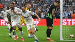 Reaksi kecewa pemain Brighton, Lewis Dunk (kanan) saat pemain Marseille, Jordan Veretout (tengah) membobol gawang timnya pada laga Grup B Liga Europa 2023/2024 di Stade Velodrome, Marseille, Prancis, Jumat (05/10/2023) dini hari WIB. Brighton tertinggal 0-2 terlebih dahulu pada babak pertama. (AFP/Nicolas Tucat)