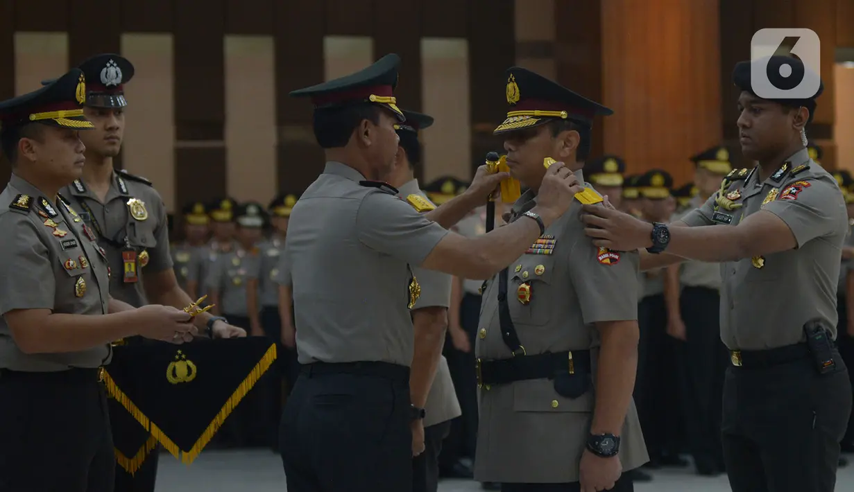 Kapolri Idham Azis mengganti tanda jabatan kepada pejabat baru Kapolda Metro Jaya Irjen Pol Nana Sujana saat Serah Terima Jabatan Kapolda Metro Jaya di Jakarta, Selasa (7/1/2020). Nana Sudjana menggantikan Komjen Gatot Eddy yang ditunjuk menjadi wakapolri. (merdeka.com/Imam Buhori)