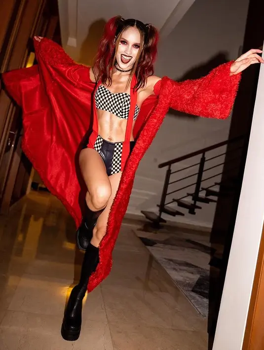 Selain tampil jadi mermaid, Cinta Laura juga menjadi Harley Quinn dengan nuansa merah [instagram/claurakiehl]