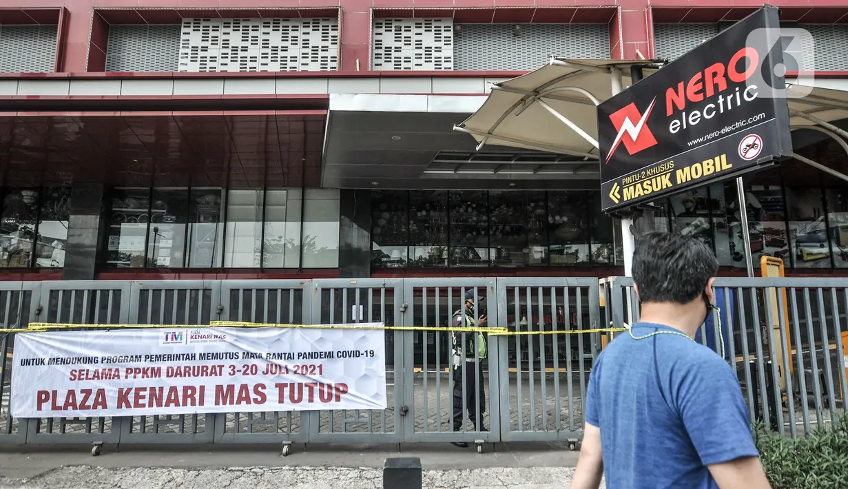 Warga melintas di depan Plaza Kenari Mas yang tutup, Jakarta, Rabu (7/7/2021). Pusat elektronik tersebut ditutup sejak 6 Juli hingga 20 Juli atau sampai berakhirnya masa PPKM Darurat. (merdeka.com/Iqbal S. Nugroho)