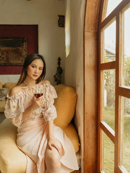 Dibalik kesibukannya dalam bermain sinetron, Gabriella pun juga tampil sebagai model. Memiliki paras cantik dan tubuh proporsional tentu menjadikannya model yang banyak disukai. (Liputan6.com/IG/@gabriellalarasati)
