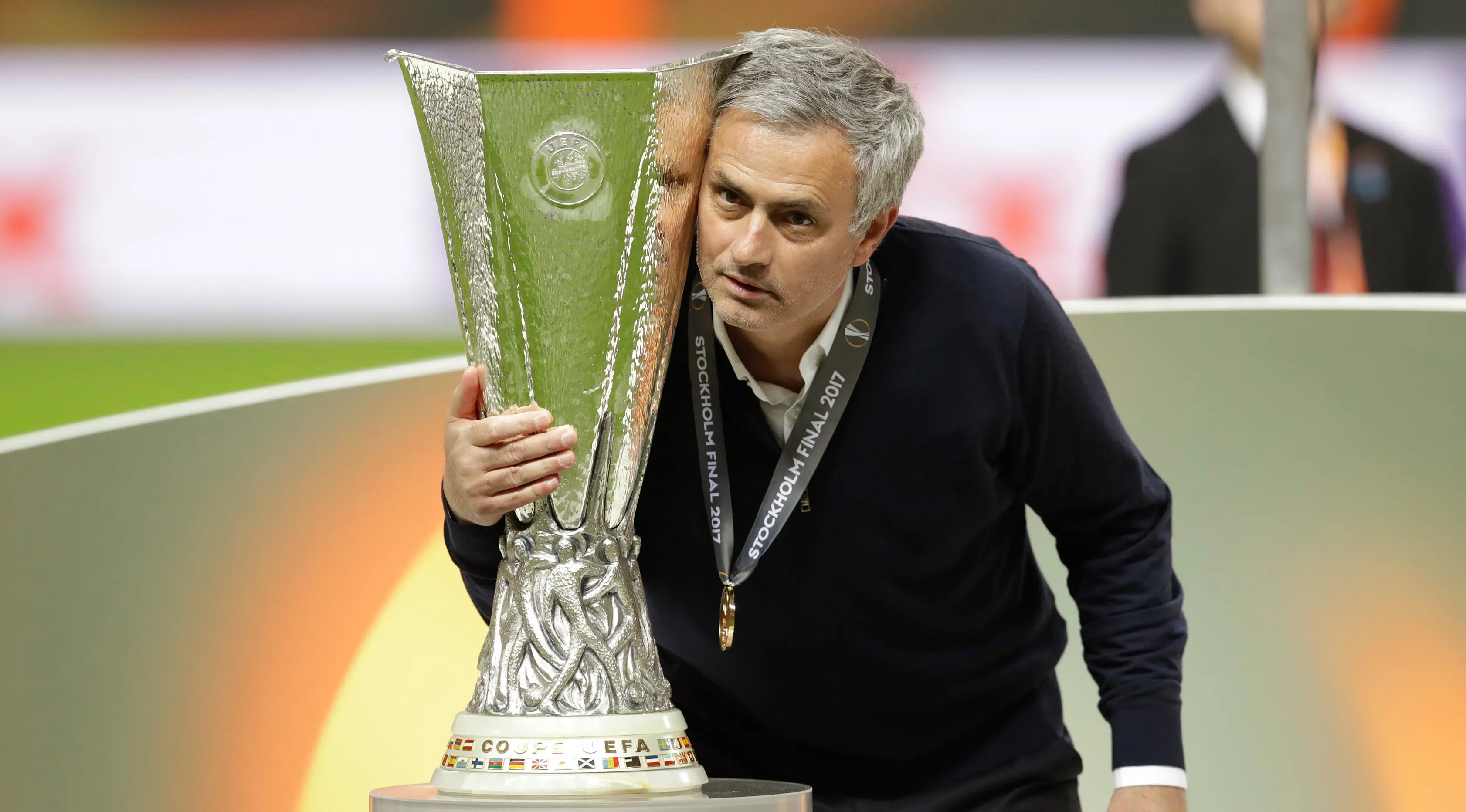 	Jose Mourinho berpose dengan trofi Liga Europa, Swedia, Kamis (25/5). Keberhasilan Mourinho meraih juara Liga Europa menjadi pertama untuk Setan Merah dan yang kedua untuk Mourinho. (AP Photo)