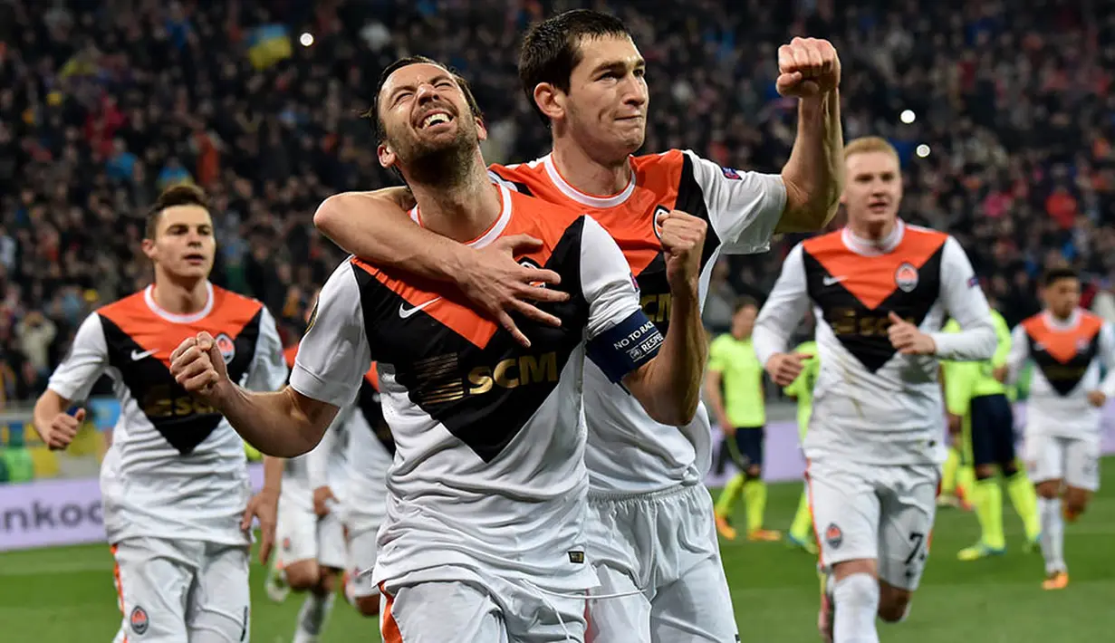 5. Para pemain Shakhtar merayakan gol ke gawang Braga pada laga Liga Europa di Stadion Arena Lviv, Ukraina, Kamis (14/4/2016). Shakhtar lolos ke semifinal berkat agregat 6-1. (AFP/Sergei Supinsky)