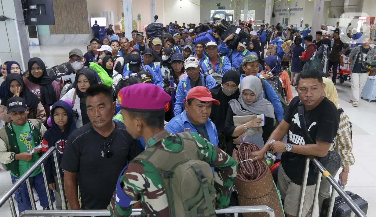 Diketahui, KM Dobonsolo bertolak dari Pelabuhan Tanjung Priok dengan tujuan Surabaya, Makassar, Bau-Bau, Ambon, Banda, Tual, Dobo, Kaimana, Fak-Fak. (Liputan6.com/Herman Zakharia)
