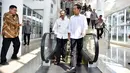 Presiden Joko Widodo didampingi oleh Pjs.Gubernur Sumatra Utara, Menteri Perhubungan Ignasius Jonan, Menteri Sekretaris Kabinet Pramono Anung, dan Menteri PU-PR Basuki Hadimuljono saat tiba di bandara Kualanamu Medan (3/3). (Setpres/Agus Suparto)