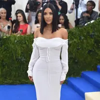 Ada juga Kim Kardashian yang hadir seorang diri tanpa ditemani Kanye West, suaminya. Kim hadir mengenakan balutan gaun berwarna putih yang bergaya kerah sabrina. Lekuk tubuh Kim pun terihat begitu mempesona dan tampak seksi. (AFP/Bintang.com)