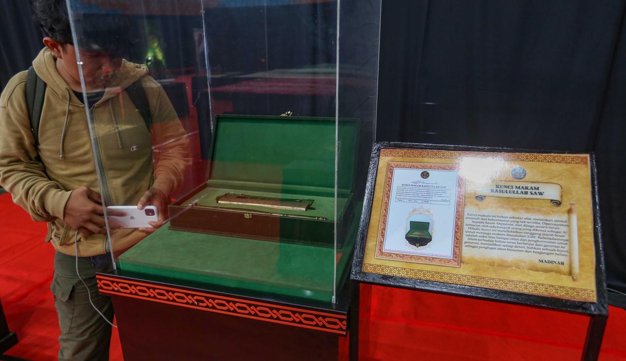 Untuk diketahui, pameran bertajuk Hasanah Ukhuwah tersebut telah memiliki sertifikat resmi. Tampak dalam foto, pengunjung mengamati artefak Nabi Muhammad SAW dan para sahabat serta keluarga saat pameran di gedung Laga Satria, Pakansari, Cibinong, Kabupaten Bogor, Jawa Barat, Jumat (20/2/2026). (merdeka.com/Arie Basuki)