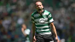 Pemain Sporting, Bas Dost merayakan gol saat berlaga pada Liga Portugal di Alvalade stadium, Lisbon (7/5/2017). Bas mencetak  24 gol - 68 poin. (EPA/Mario Cruz)