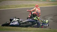 Detik-detik setelah Marc Marquez (depan) menyenggol Valentino Rossi (Twitter/MotoGP)