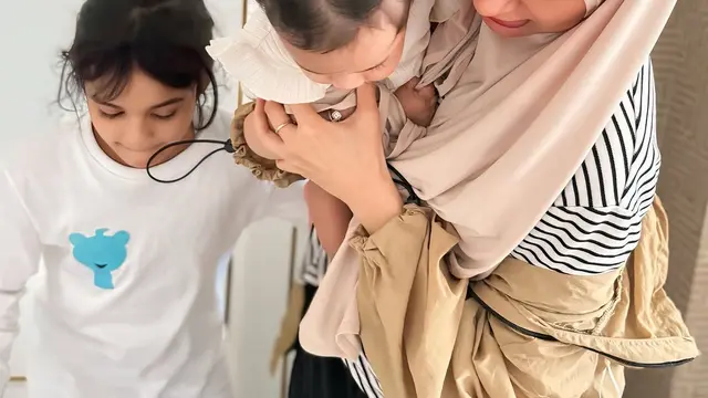 Gaya Imut Baby Humaira Anak Zaskia Sungkar dan Irwansyah dengan Jepit Rambut Pita di Kumpul Keluarga
