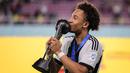 Pemain Timnas Jerman U-17, Eric Da Silva Moreira mencium trofi Piala Dunia U-17 dalam perayaan gelar juara Piala Dunia U-17 2023 setelah mengalahkan Timnas Prancis U-17 lewat adu penalti pada laga final Piala Dunia U-17 2023 di Stadion Manahan, Solo, Sabtu (2/12/2023). (Bola.com/Bagaskara Lazuardi)