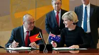 Wakil Perdana Menteri Agio Pereira dari Timor Leste dan Menlu Julie Bishop dari Australia menandatangani perjanjian perbatasan laut kedua negara di markas PBB.  (AP Seth Wenig)
