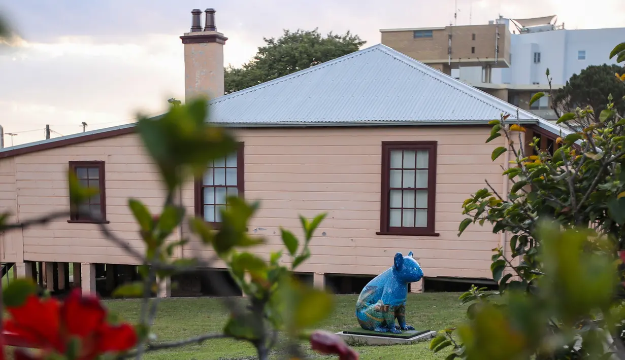 Patung koala terlihat di luar sebuah museum di Port Macquarie, New South Wales, Australia (8/10/2020). Sebuah acara bertajuk Hello Koalas Sculpture Trail 77 patung koala di berbagai lokasi dalam radius 10 km, digelar di kota pesisir tersebut untuk menarik wisatawan. (Xinhua/Bai Xuefei)
