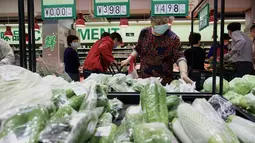 Orang-orang membeli makanan dan kebutuhan rumah tangga di sebuah supermarket di Beijing pada 25 April 2022. Kekhawatiran penguncian Covid memicu pembelian panik dan antrean panjang untuk pengujian massal di Beijing pada 25 April ketika otoritas China bergegas untuk membasmi wabah di ibu kota. (AFP/Noel Celis)