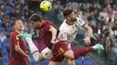 <p>Pemain AS Roma Marash Kumbulla (kiri) bersaing memperebutkan bola dengan pemain AC Milan Olivier Giroud pada pertandingan sepak bola Serie A Liga Italia di Stadion Olimpiade Roma, Italia, Sabtu (29/4/2023). (AP Photo/Gregorio Borgia)</p>
