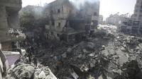 Dampak serangan Israel ke kamp pengungsi Al-Nuseirat/Nuseirat di Gaza. (AP/Jehan Alshrafi)