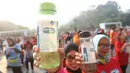 Warga menunjukkan tumbler saat mengikuti gerakan 1 juta  tumbler di GBK, Senayan, Jakarta, Minggu (28/7/2019). Sekitar 1.500 orang antusias mengikuti senam bersama dalam acara gerakan 1 juta  tumbler tersebut. (Liputan6.com/Angga Yuniar)