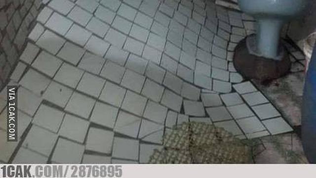 6 Potret Lantai Kamar Mandi Ini Nyeleneh, Enggak Habis Pikir