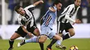 Pemain Juventus, Miralem Pjanic, berusaha menghentikan laju pemain Sampdoria, Luca Cigarini, dalam pertandingan pekan ke-10 Serie A di Juventus Stadium, Rabu (26/10/2016) waktu setempat. (AFP/Marco Bertorello)