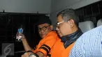 Tersangka pemberi suap terkait rencana proyek pembangunan 12 ruas jalan di Sumatera Barat, Yogan Askan (kiri) selaku pengusaha berada di mobil tahanan usai menjalani pemeriksaan di Gedung KPK, Jakarta, Kamis (30/6).(Liputan6.com/Helmi Afandi)