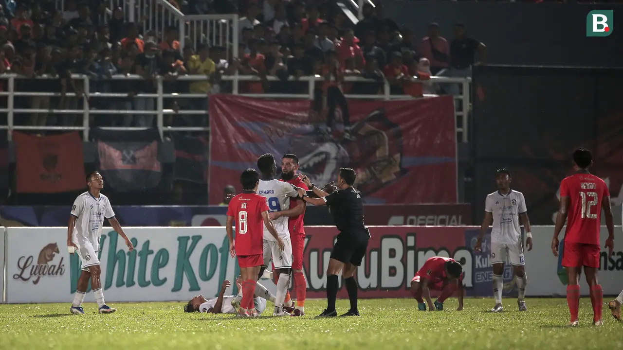 Foto: Laga Keras dan Momen Perselisihan antar Pemain saat Borneo FC Melawan Arema FC di Leg Kedua Final Piala Presiden 2022