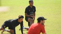 Hasim Kipuw dan Renshi Yamaguchi saat menjalani sesi latihan bersama skuad Arema FC di Lapangan UB. (Bola.com/Iwan Setiawan)