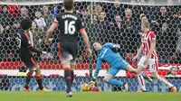 Kiper Stoke Jack Butland menyelamatkan bola tendangan  Marouane Fellaini (Reuters)