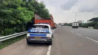 Polisi mendatangi TKP di Jalan Tol Tangerang-Merak. (Tim News).