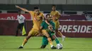 Baik Persebaya maupun Bahayangkara sama-sama tampil ngotot dan menciptakan sejumlah peluang di babak pertama. Namun belum ada satupun gol yang tercipta di paruh waktu. (Bola.com/Bagaskara Lazuardi)